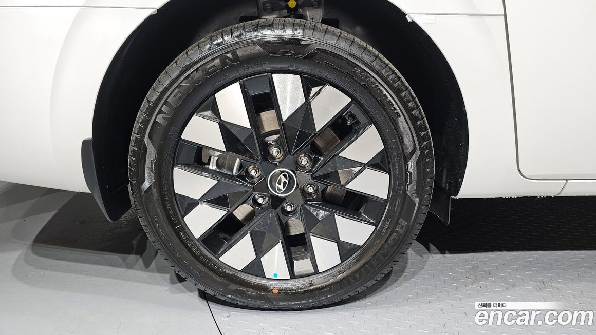 Hyundai Staria 4WD Lounge 7-Seater, 2025