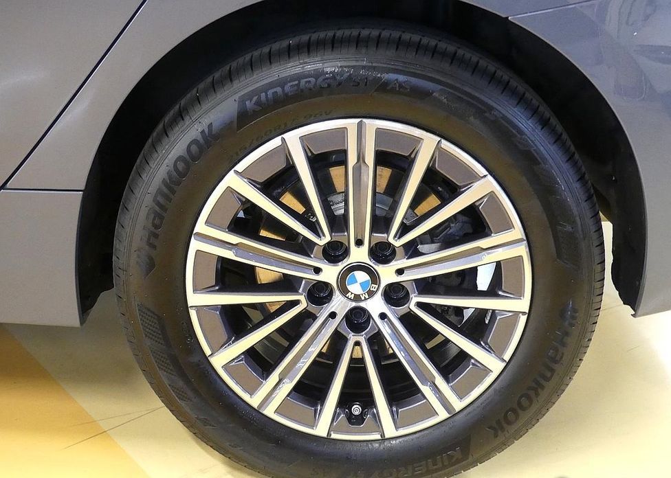 BMW 2-Series 220i Luxury, 2025