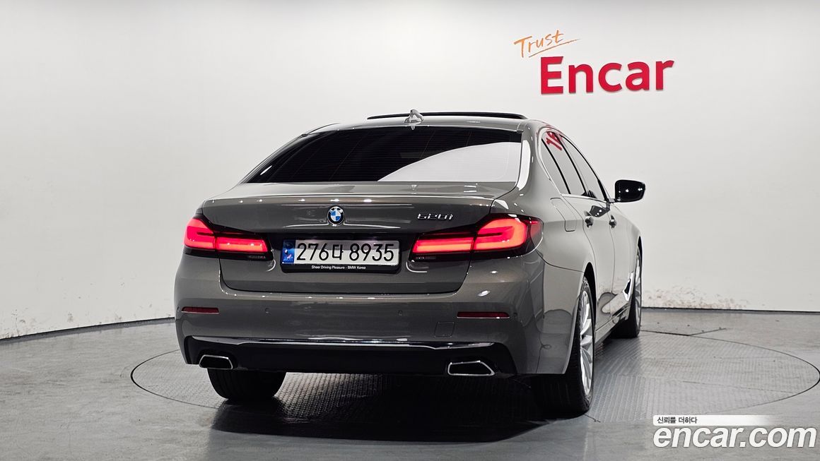 BMW 5-Series 520i Luxury, 2022
