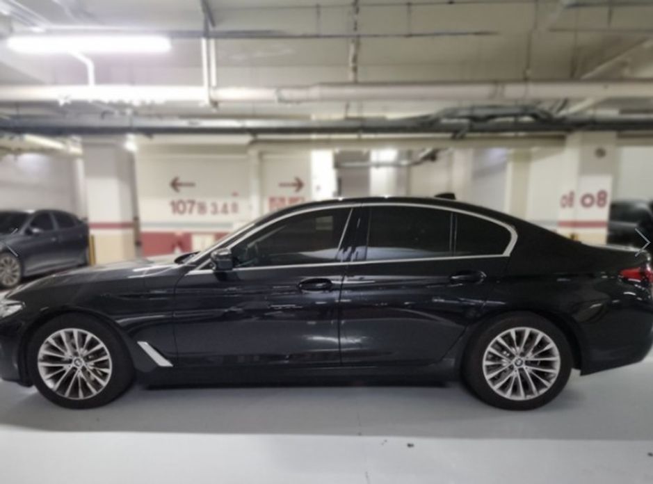 BMW 5-Series 520i Luxury, 2023