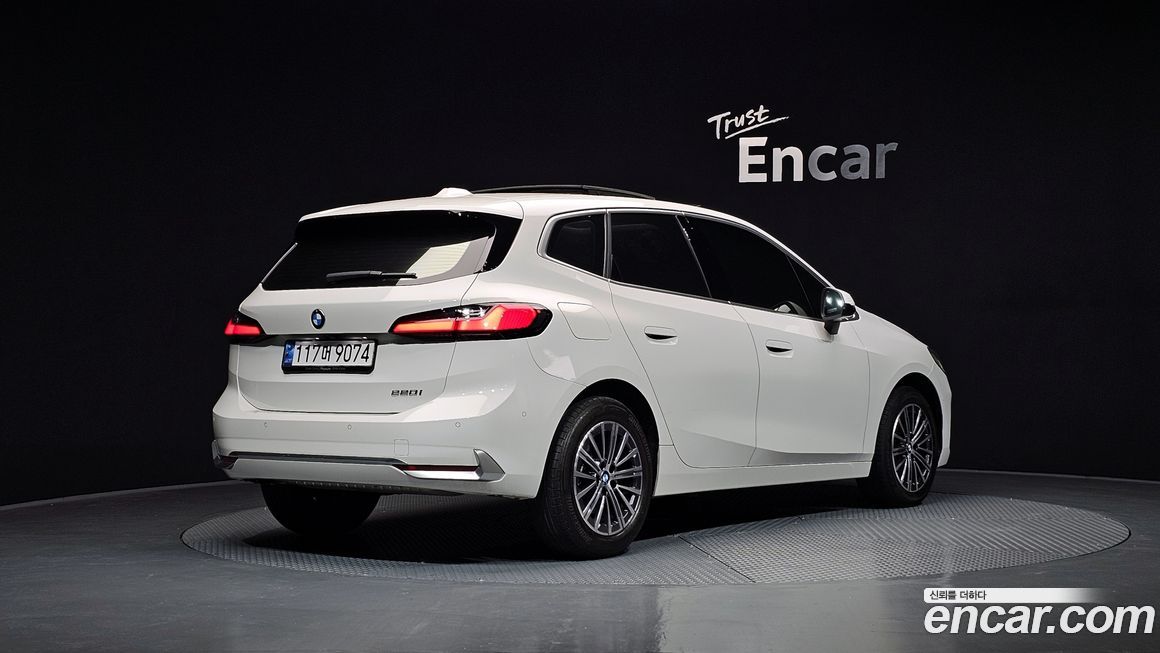 BMW 2-Series 220i Luxury, 2024