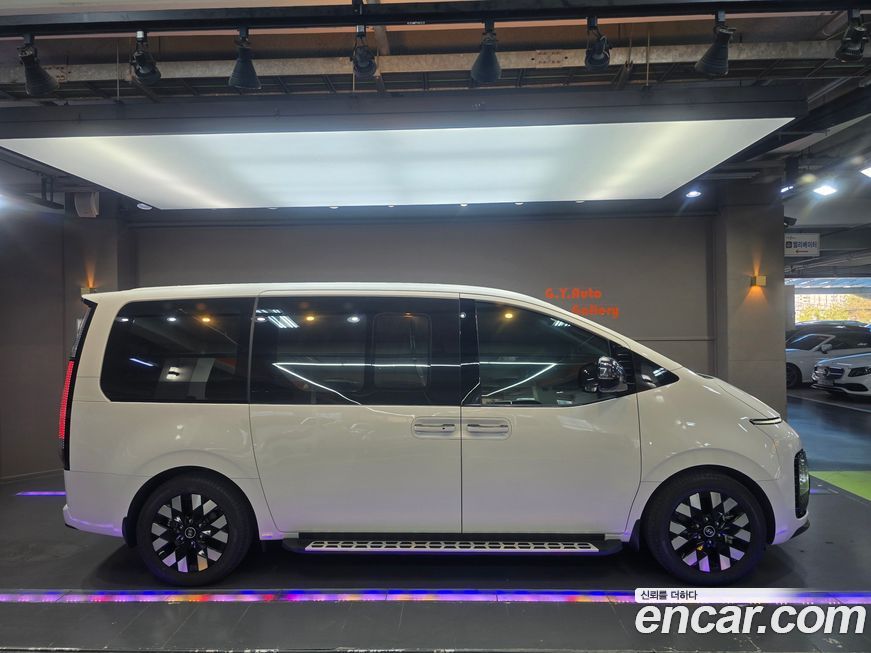 Hyundai Staria 4WD Lounge 7-Seater, 2025