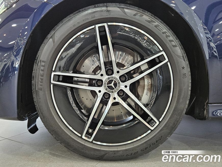 Mercedes-Benz E-Class E300 4MATIC AMG Line, 2024