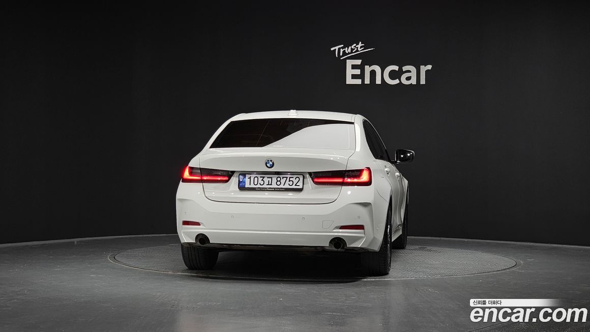 BMW 3-Series 320i, 2024