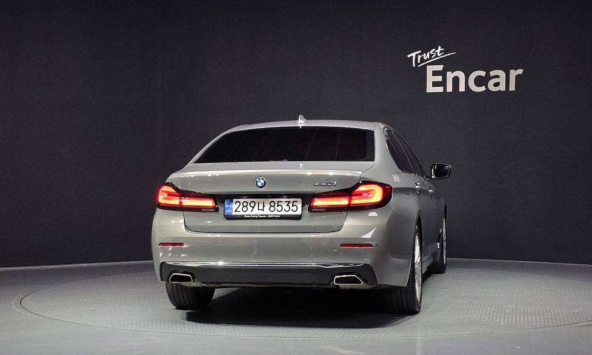 BMW 5-Series 520i Luxury, 2022