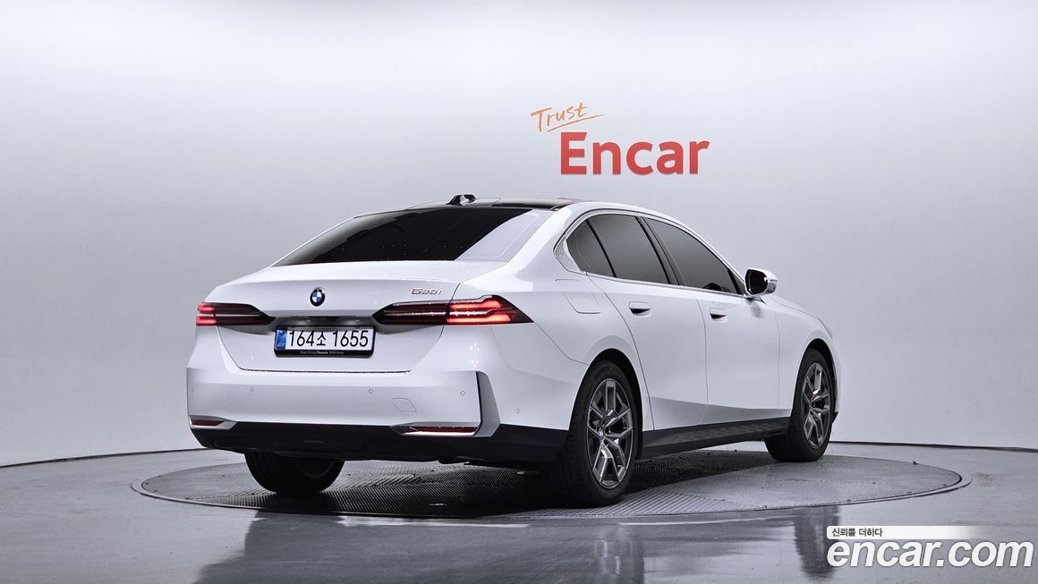 BMW 5-Series 520i, 2025