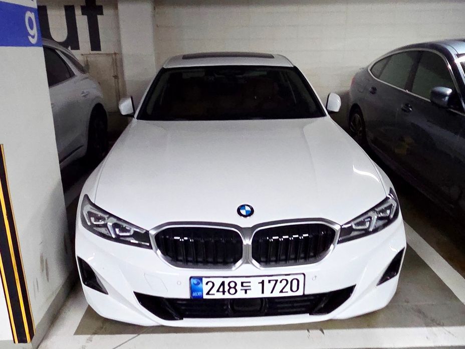 BMW 3-Series 320i Luxury, 2026