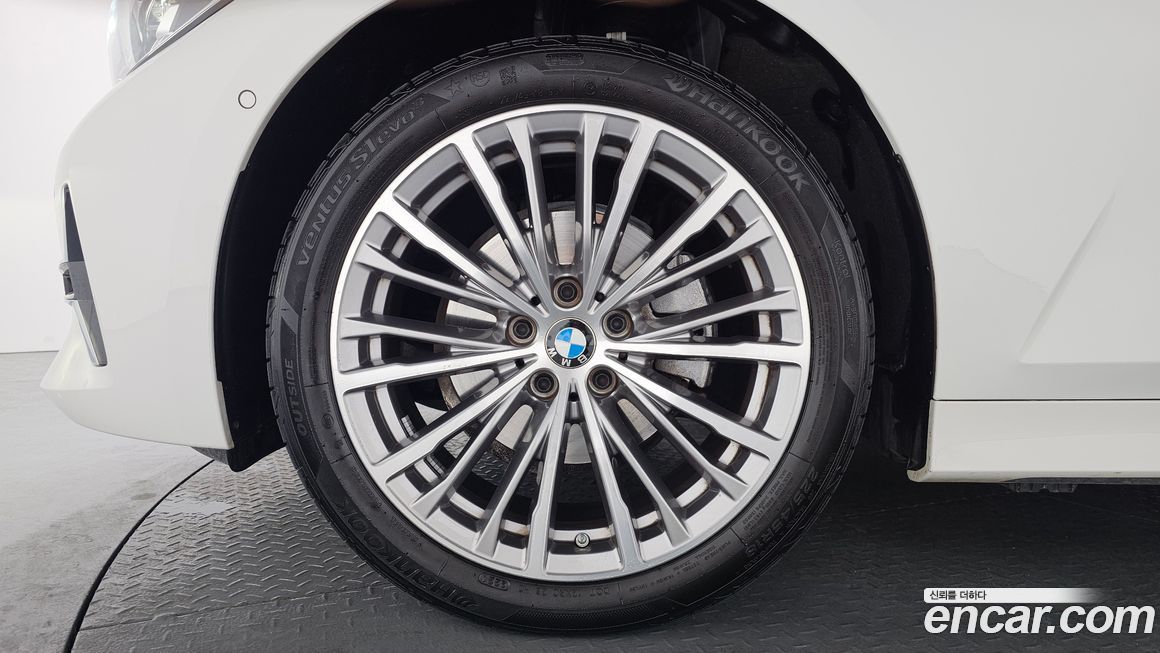 BMW 3-Series 320i Luxury, 2022