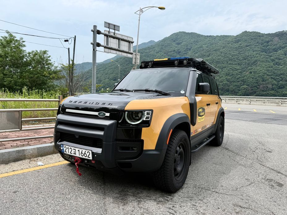 Land Rover Defender 110 D250 SE, 2022