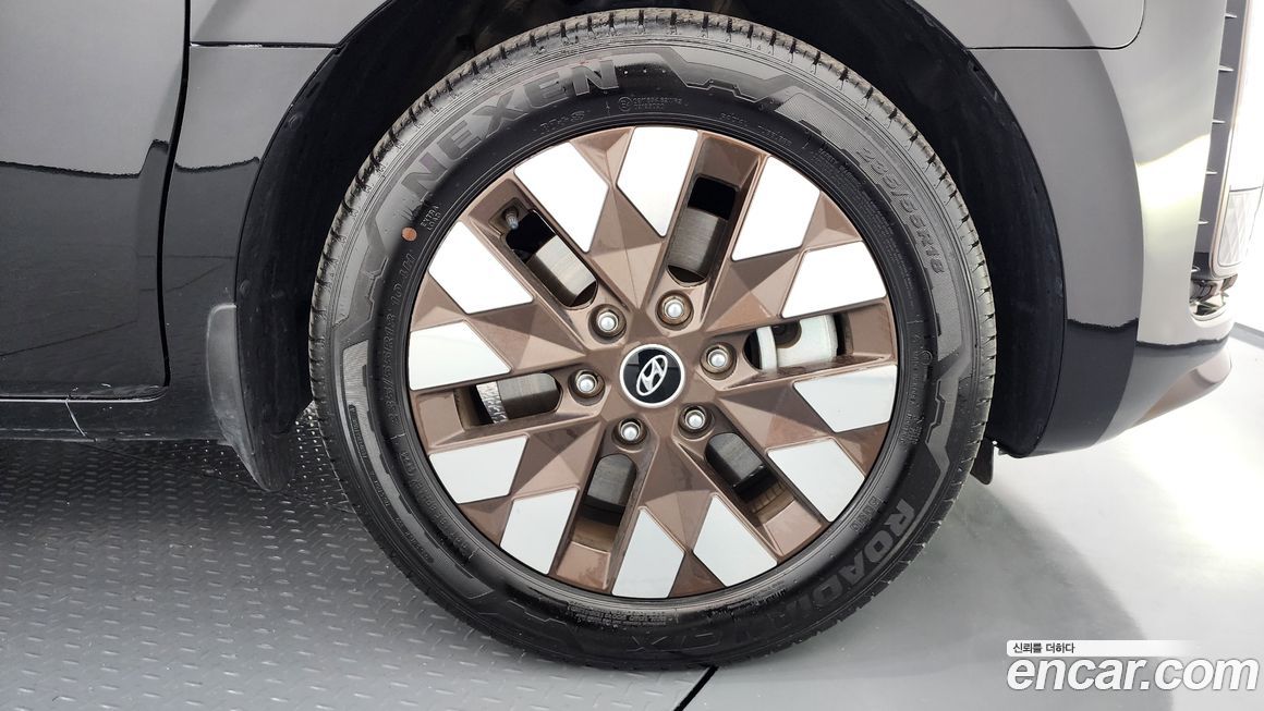 Hyundai Staria 4WD Lounge 7-Seater, 2024