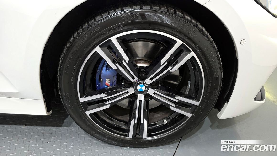 BMW 3-Series 320i M Sport, 2025