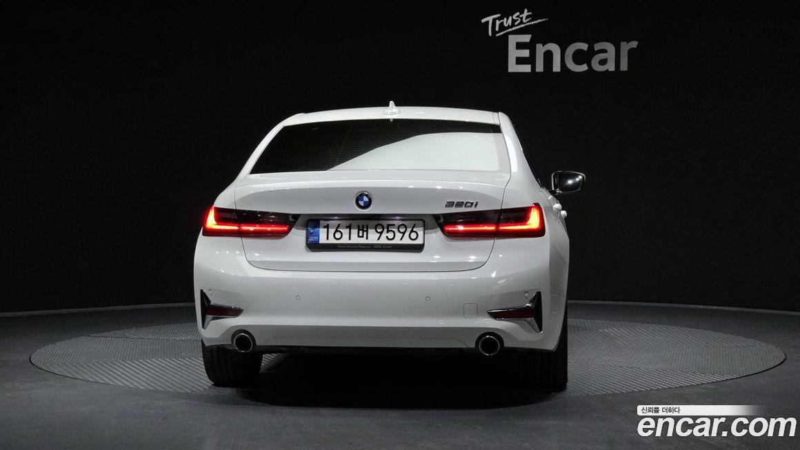 BMW 3-Series 320i Luxury, 2022