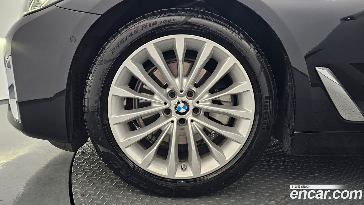 BMW 5-Series 520i Luxury, 2023