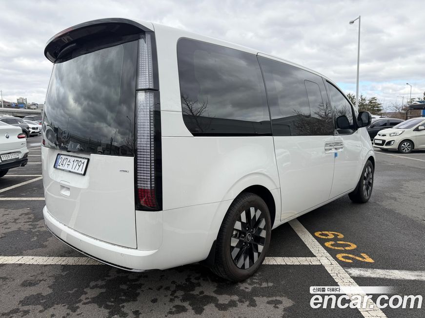 Hyundai Staria 4WD Lounge 9-Seater, 2025