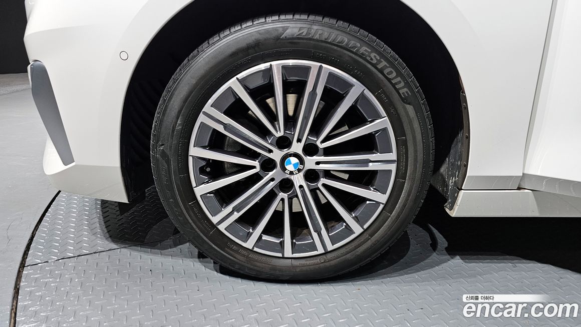 BMW 2-Series 220i Luxury, 2024