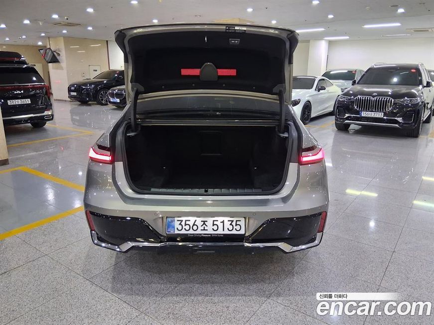 BMW 7-Series 740i xDrive M Sport, 2025