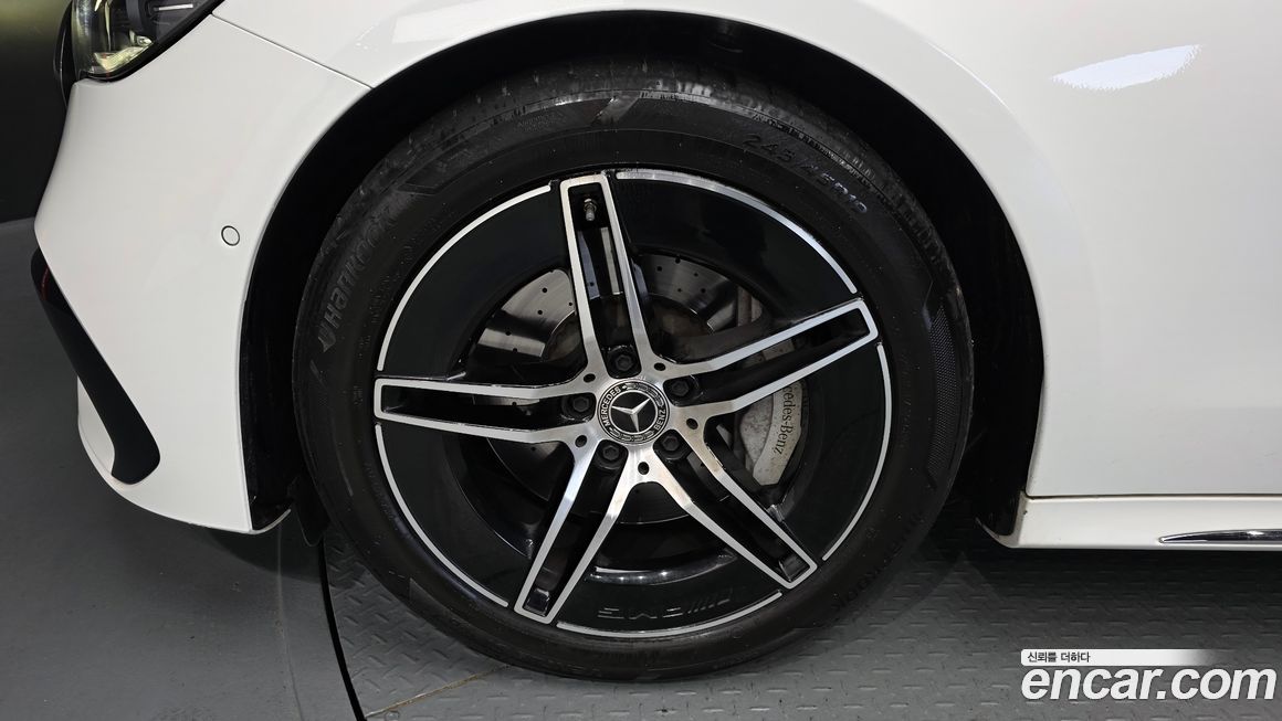 Mercedes-Benz E-Class E300 4MATIC AMG Line, 2024