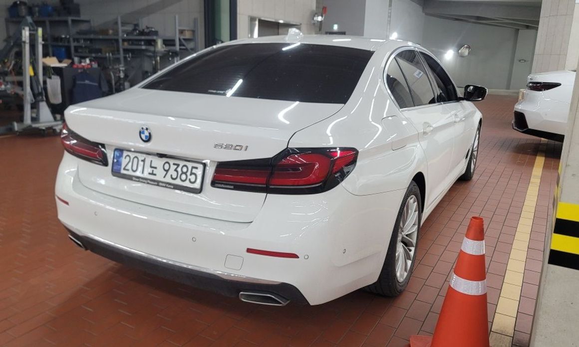 BMW 5-Series 520i Luxury, 2023