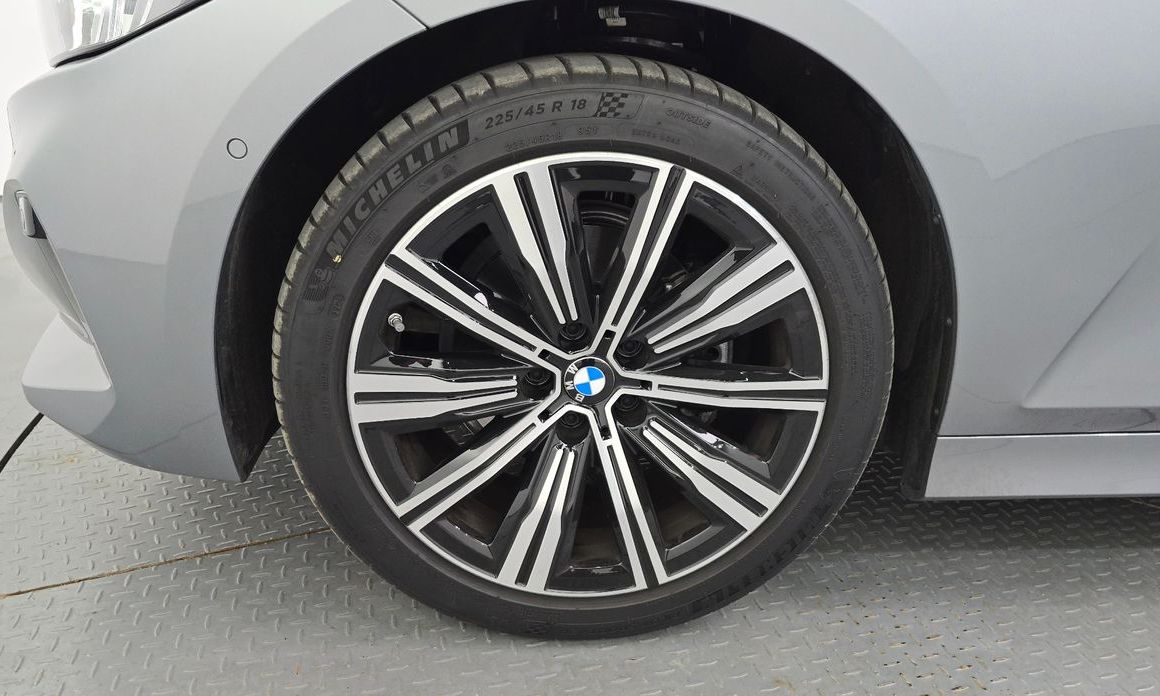 BMW 3-Series 320i, 2025