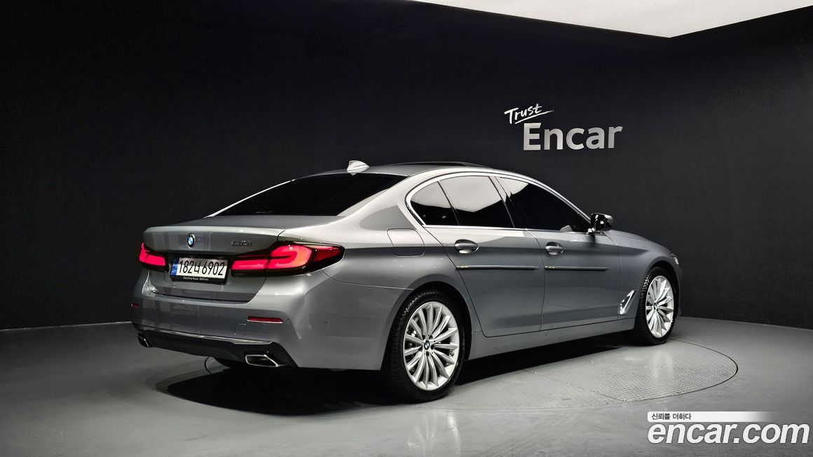 BMW 5-Series 530i Luxury, 2023