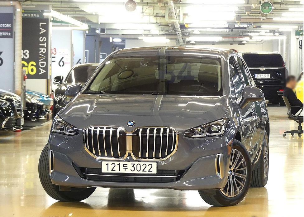 BMW 2-Series 220i Luxury, 2025