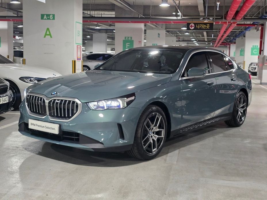 BMW 5-Series 520i, 2025