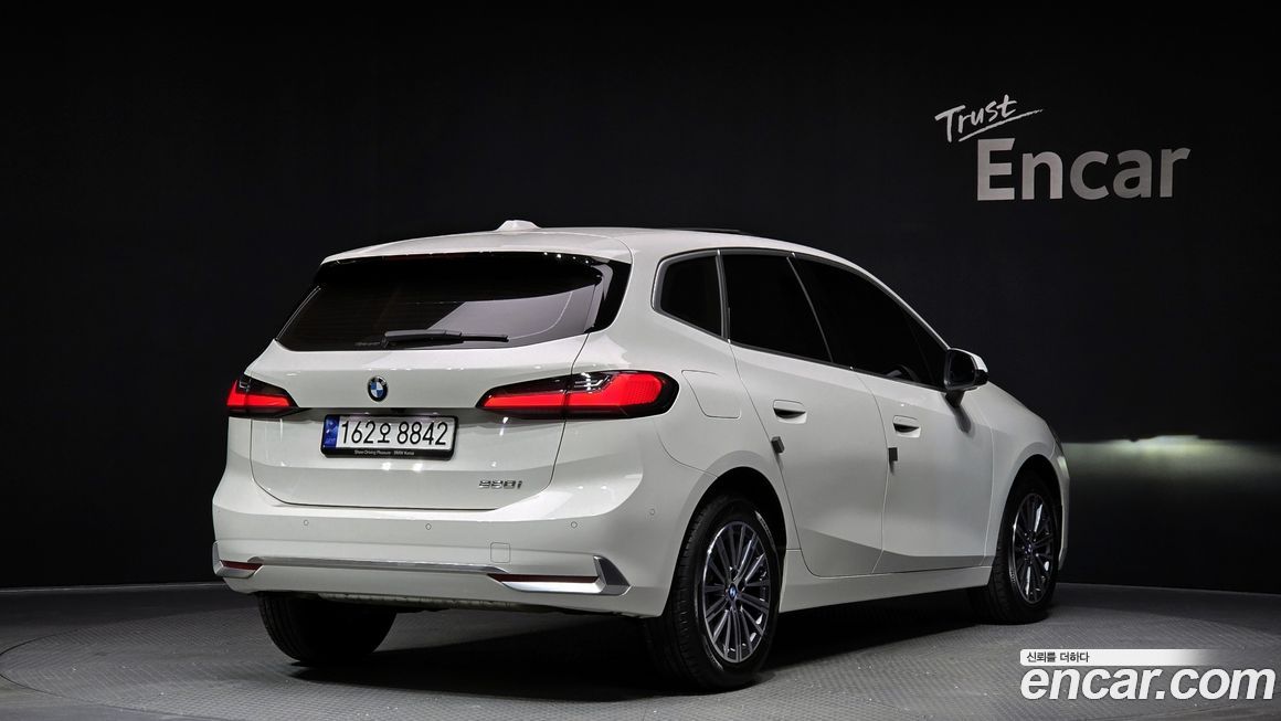 BMW 2-Series 220i Luxury, 2023