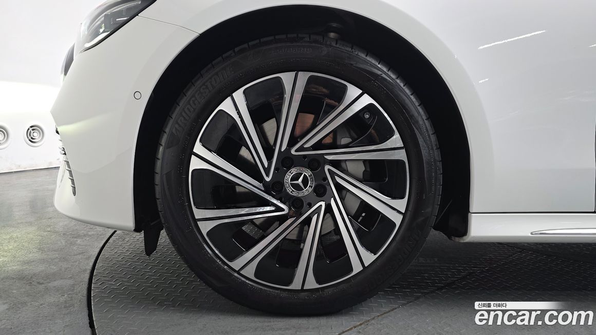 Mercedes-Benz E-Class E300 4MATIC Exclusive, 2025