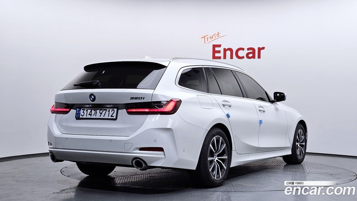 BMW 3-Series 320i Touring, 2024