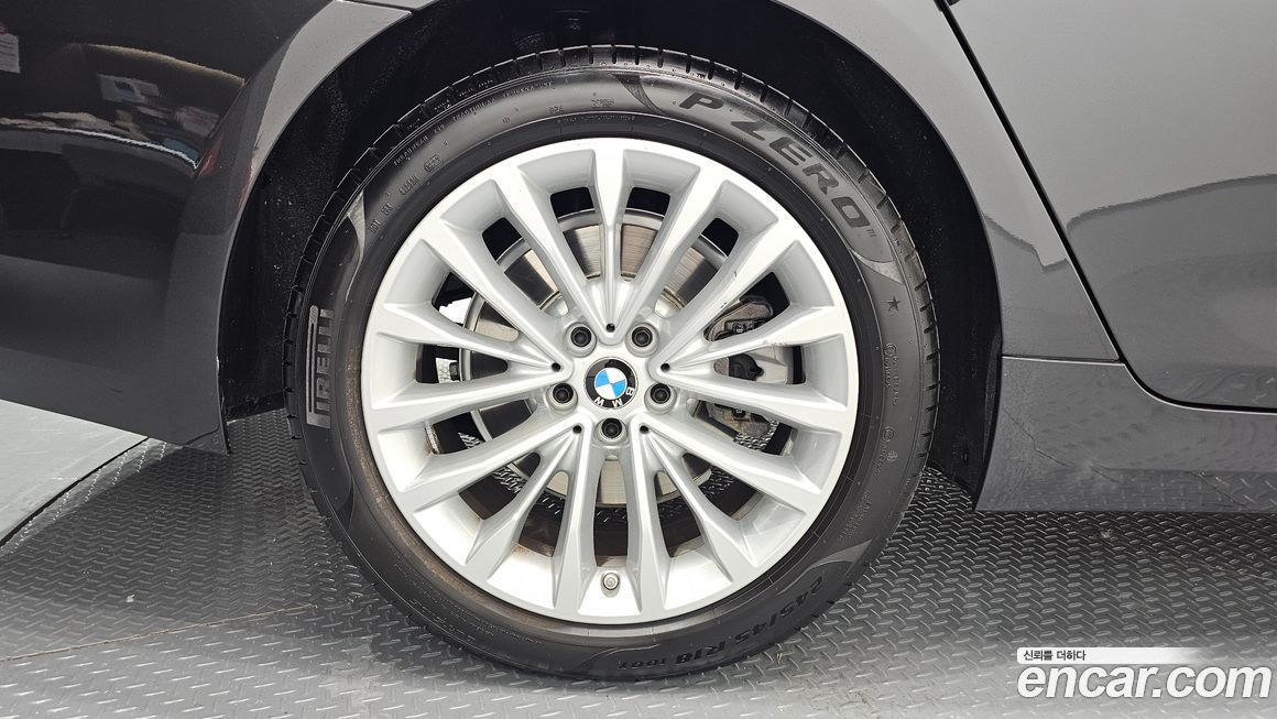 BMW 5-Series 520i Luxury, 2023