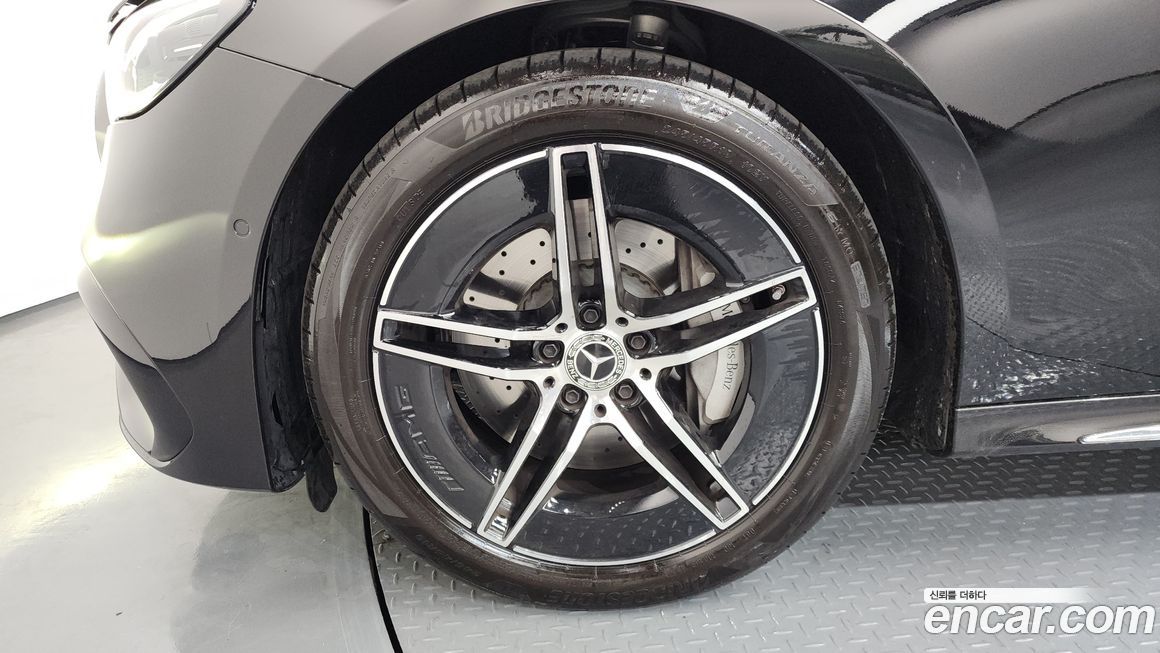 Mercedes-Benz E-Class E300 4MATIC AMG Line, 2025