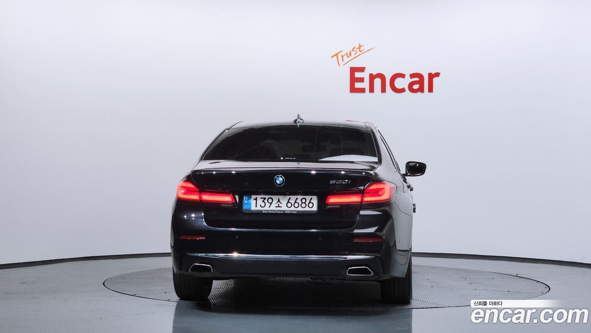 BMW 5-Series 530i Luxury, 2022