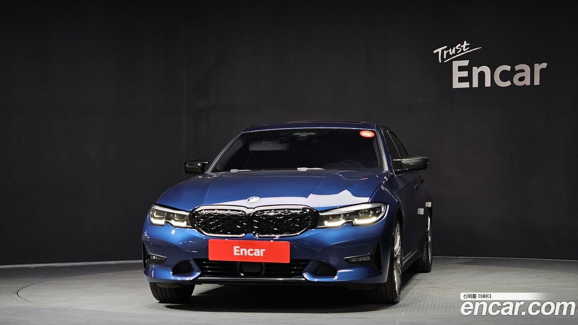 BMW 3-Series 320i Luxury, 2022