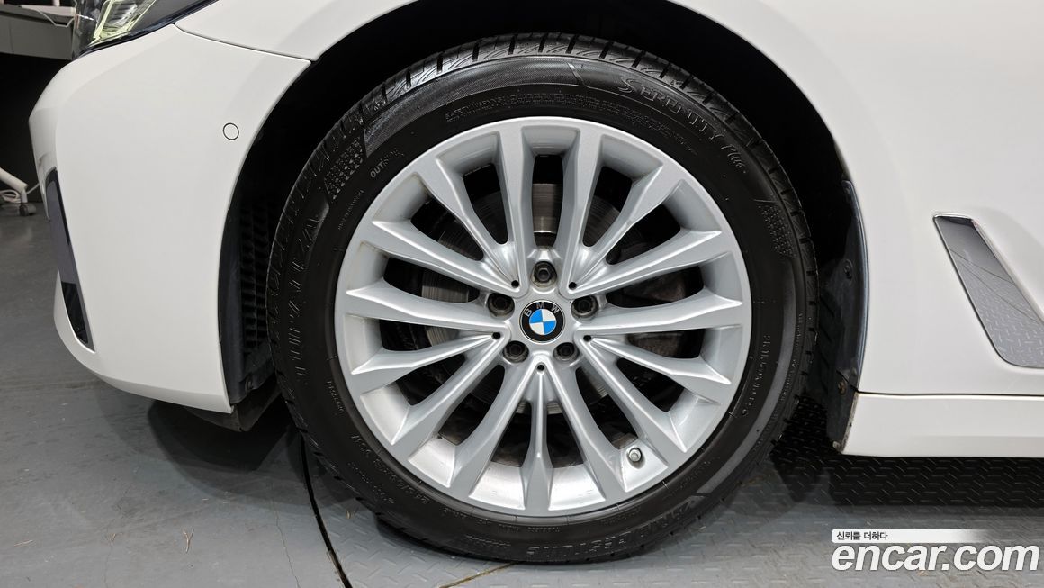 BMW 5-Series 520i Luxury, 2022