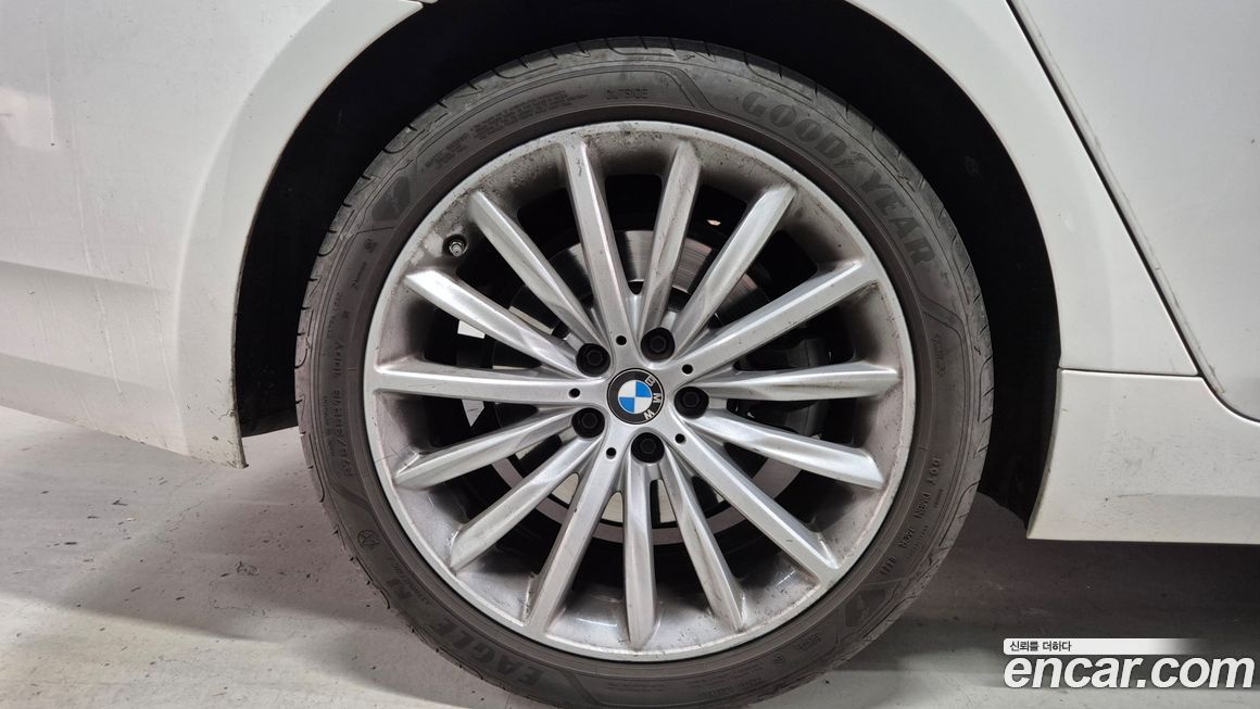 BMW 5-Series 530i Luxury, 2023