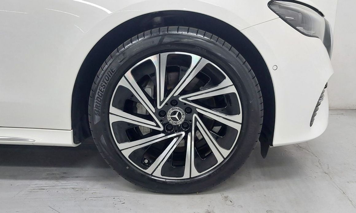 Mercedes-Benz E-Class E300 4MATIC Exclusive, 2026