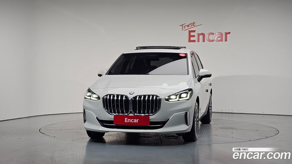 BMW 2-Series 220i Luxury, 2023