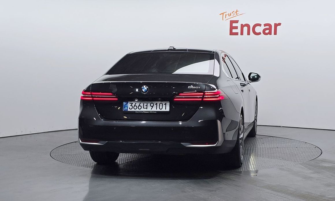 BMW 5-Series 520i, 2025