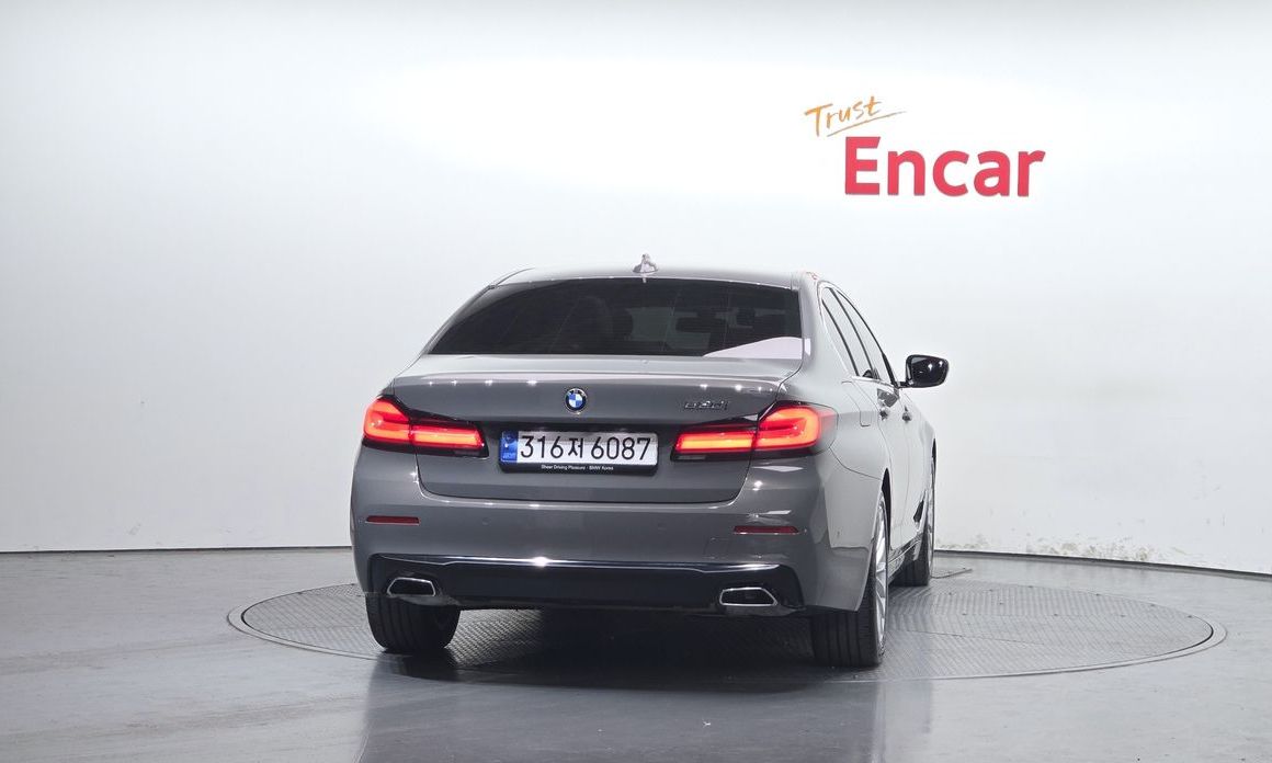 BMW 5-Series 520i Luxury, 2022