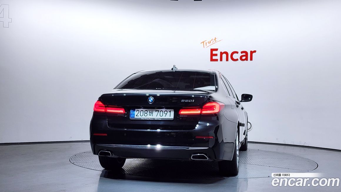 BMW 5-Series 520i Luxury, 2022