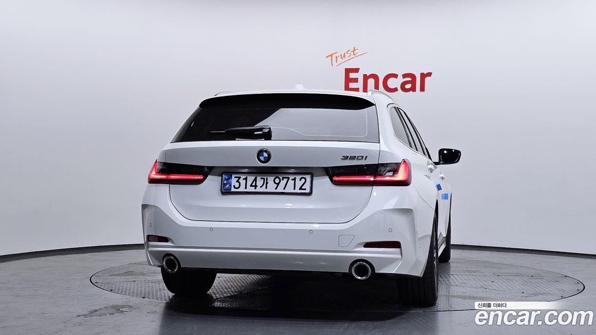 BMW 3-Series 320i Touring, 2024