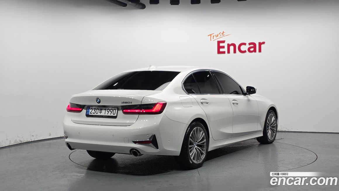 BMW 3-Series 320i Luxury, 2022