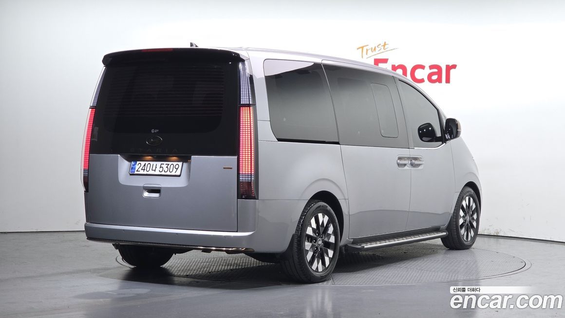 Hyundai Staria 4WD Lounge 9-Seater, 2025