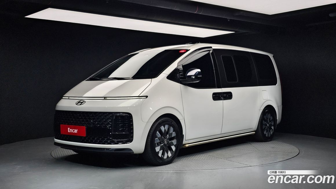 Hyundai Staria 4WD Lounge 9-Seater, 2024