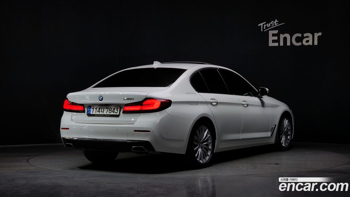BMW 5-Series 530i Luxury, 2023
