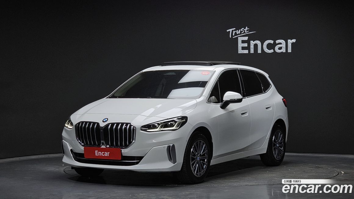 BMW 2-Series 220i Luxury, 2023