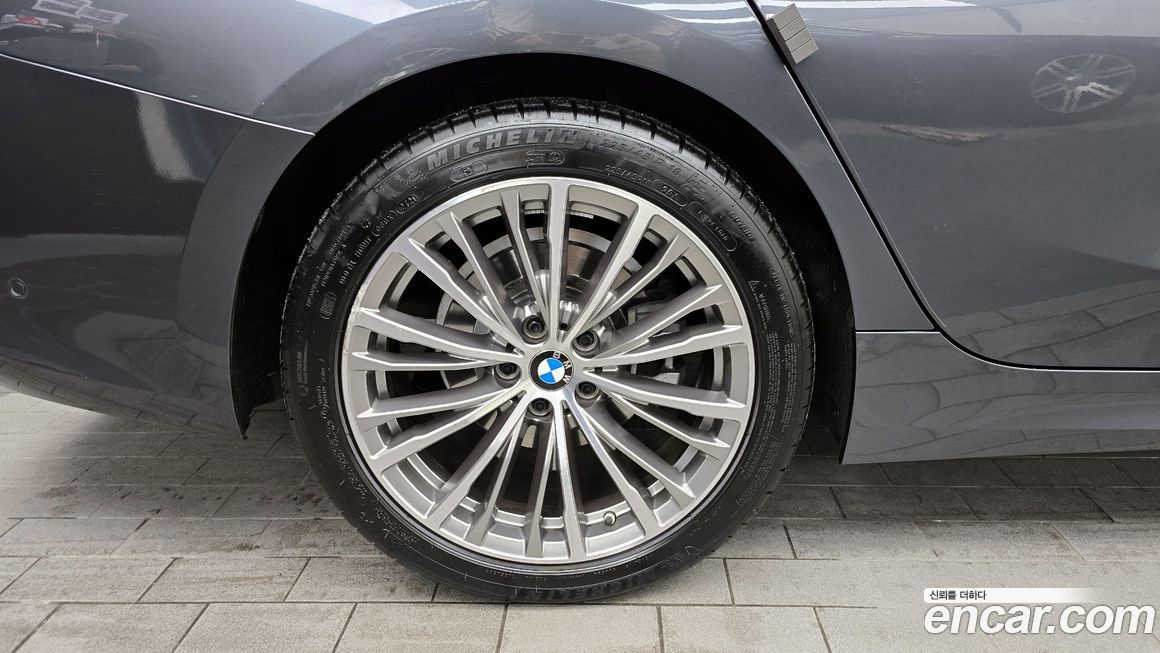 BMW 3-Series 320i Luxury, 2022