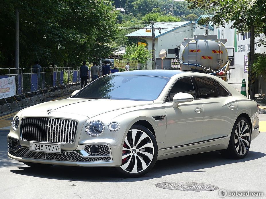 Bentley Flying Spur 4.0 Azure, 2023
