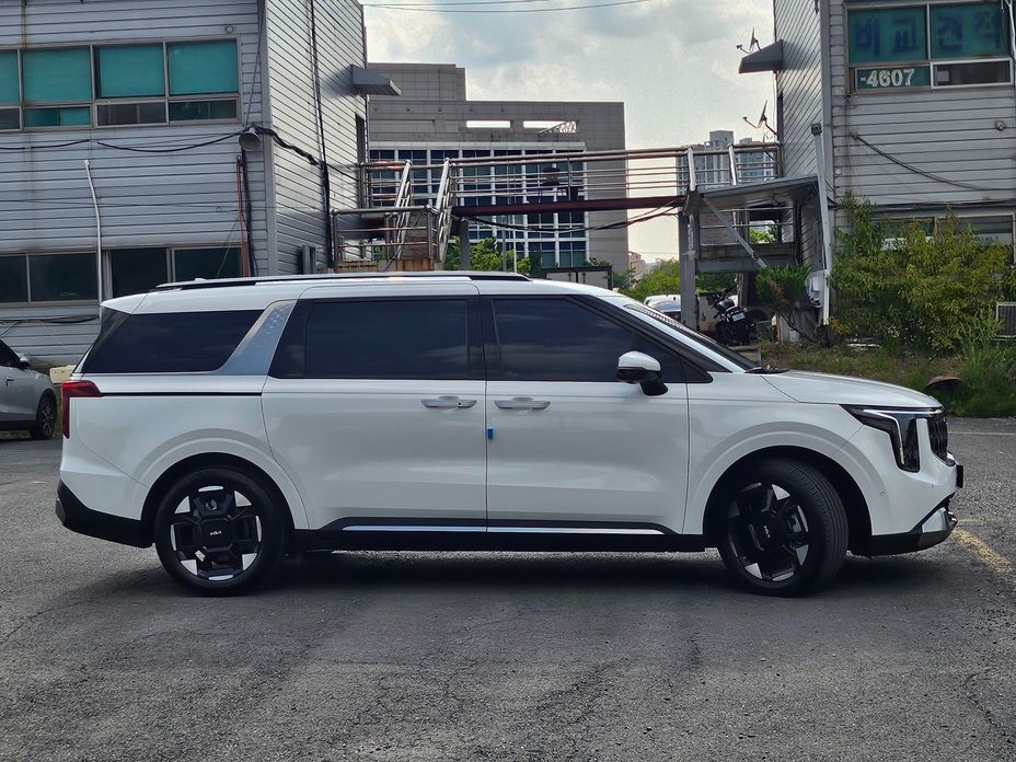 Kia Carnival 9-Seater Signature, 2025