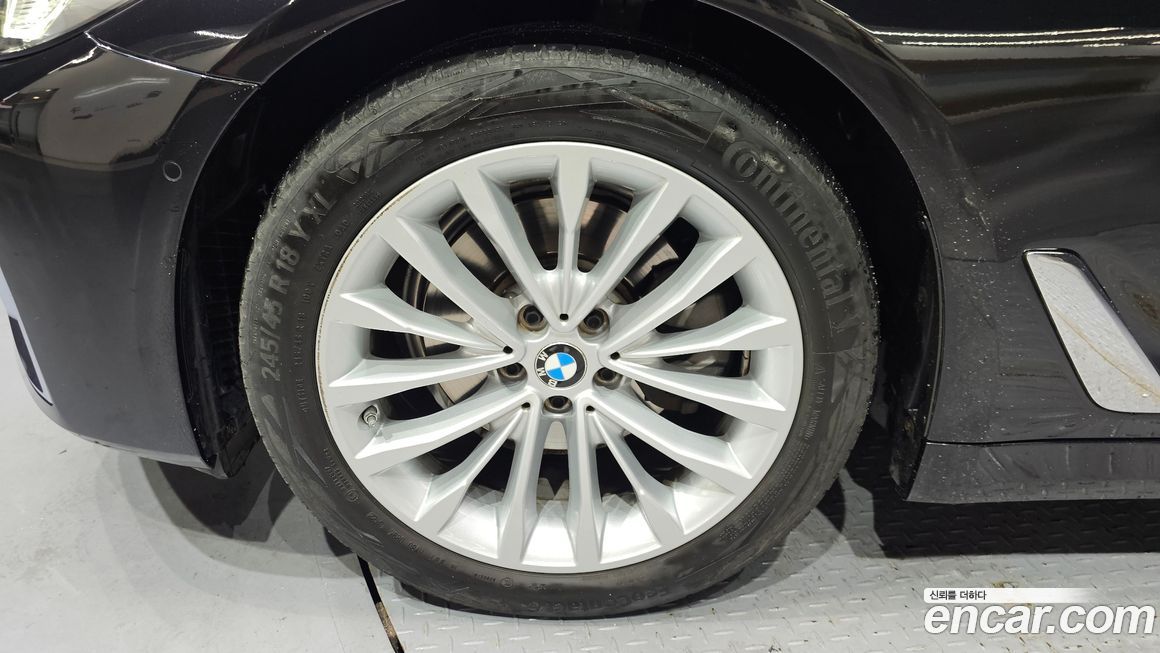 BMW 5-Series 520i Luxury, 2023